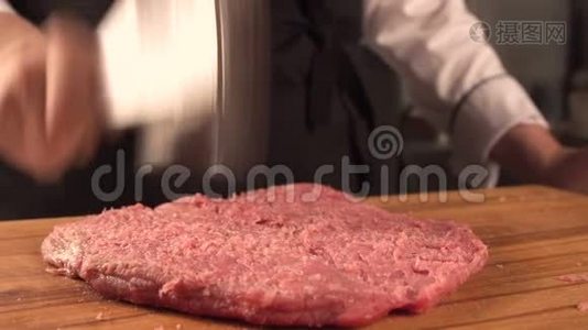 黑板上有一大块多汁的肉。 农产品视频