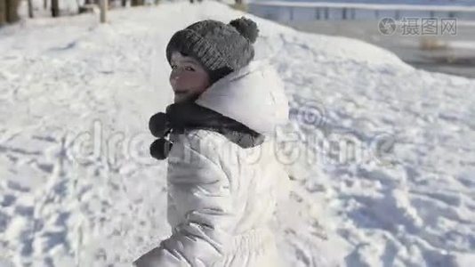 年轻女孩在冬天奔跑视频