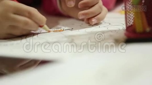 小孩子坐在桌上用铅笔画画视频