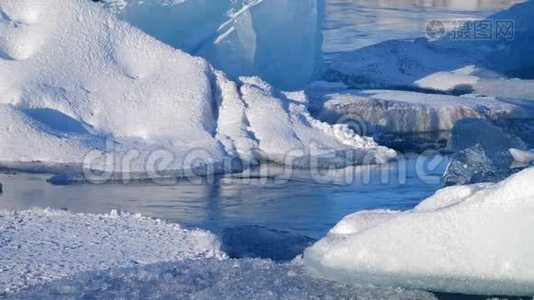 冰湖的冰山。 冰雪冬季自然景观。 冰泻湖视频