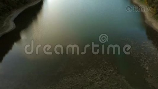 秋初湖上日落的鸟瞰图视频