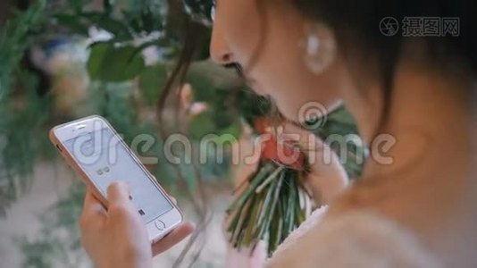 结婚当天年轻新娘使用手机视频