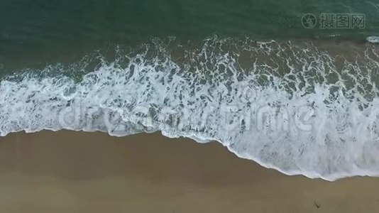 沙滩和干净的水晶水的空中景色，海浪拍打视频