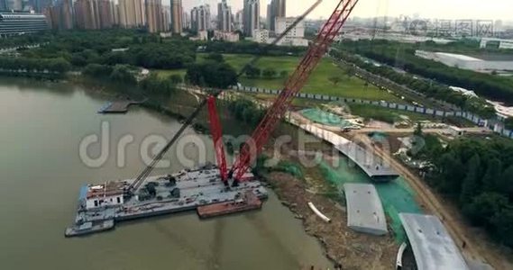 浮吊、人行桥施工鸟瞰图视频