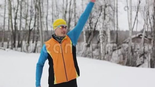 滑雪者为身体做运动视频