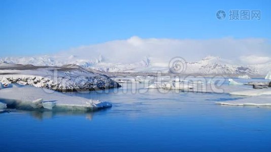 冰湖的冰山。 冰雪冬季自然景观。 冰泻湖视频