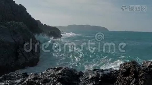 巨大的海浪拍打着岩石。 海浪哗啦啦地撞击着海面上的岩石.. 巴拉望岛视频