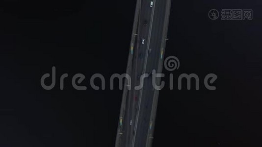 空中观景车在城市的河桥上行驶。 吊桥的交通视频
