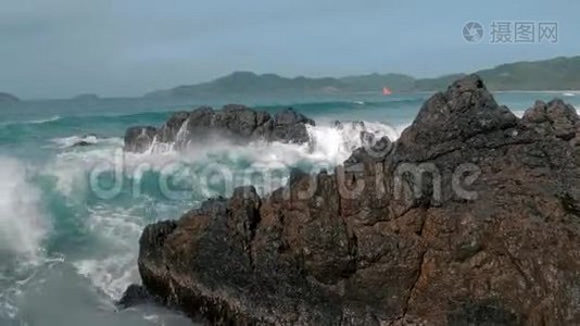 巨大的海浪拍打着岩石。 海浪哗啦啦地撞击着海面上的岩石.. 巴拉望岛视频