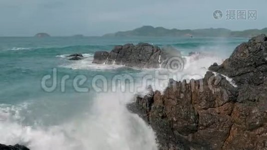 巨大的海浪拍打着岩石。 海浪哗啦啦地撞击着海面上的岩石.. 巴拉望岛视频