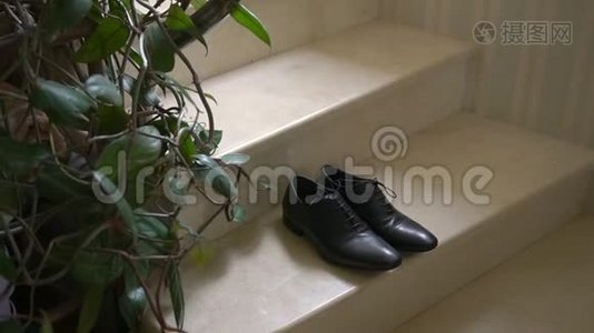 一对正式男子`一对楼梯上的皮鞋.视频
