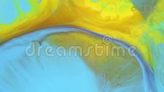 五颜六色的流体艺术纹理。 抽象油漆混合效果.. 现代丙烯酸艺术品与流体波。 摘要背景视频
