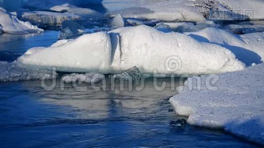 冰湖的冰山。 冰雪冬季自然景观。 冰泻湖视频