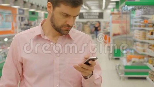 购物店使用手机的人视频