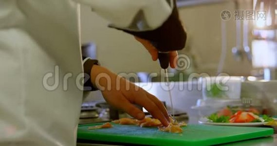 厨师在厨房砧板上切肉视频