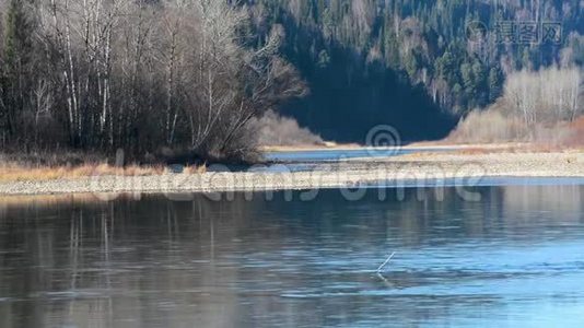 春景观江山顶天立地，房屋林立视频