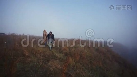 恋爱中的情侣在山上散步视频