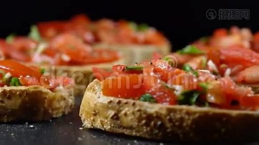 经典意大利烤饼，番茄，大蒜和欧芹烤面包视频