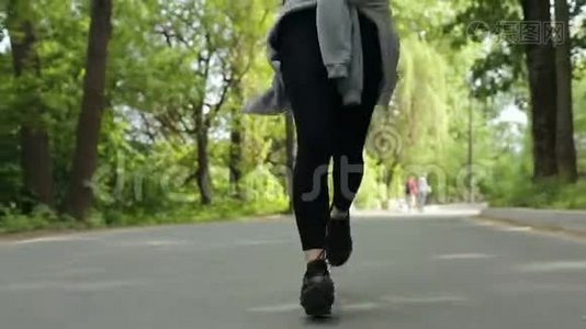 在一个秋天的公园里跑女孩的特写视频