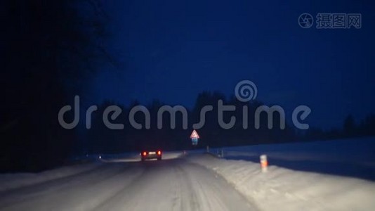 冬天夜间开车，下雪，天气滑雪，山林视频