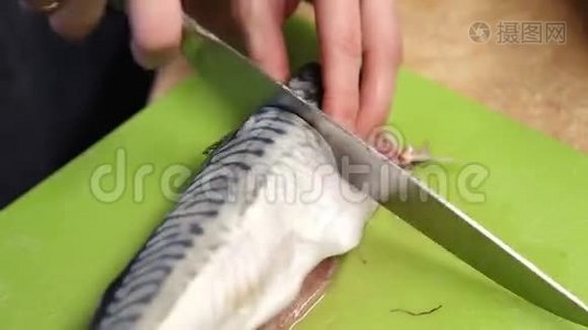 一个女人把鲭鱼切成碎片视频