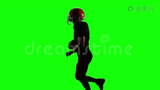 足球运动员为获胜的球员带着球跑步。 绿色屏幕视频