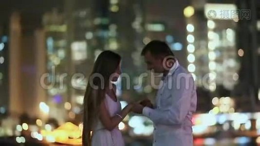 那个家伙在迪拜的夜晚吻了他女朋友的手视频