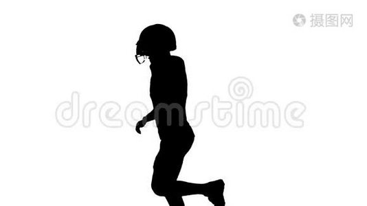 运动员以足球形式跑步。 慢动作。 剪影。 白色背景视频