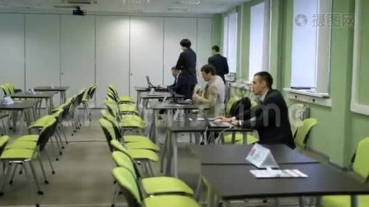 大学研讨会的听众。 学生培训研讨会.. 在办公桌前工作的人用笔记本电脑视频