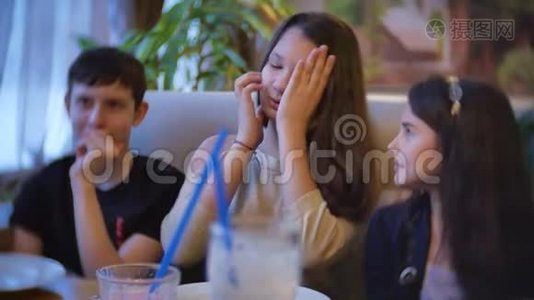 一群孩子在咖啡馆里喝奶昔。 少年儿童儿童咖啡馆慢视频室内乐趣视频