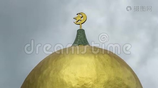 伊斯兰清真寺尖塔上金月的时间推移。 雷雨背景下的穆斯林象征视频