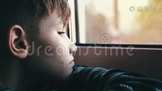 少年悲伤和孤独透过窗户看。 少年很沮丧视频