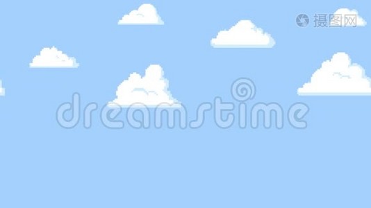 卡通云漂浮在蓝天上。 后台无缝循环动画..视频