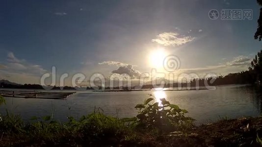 山湖下夕阳的风景。视频