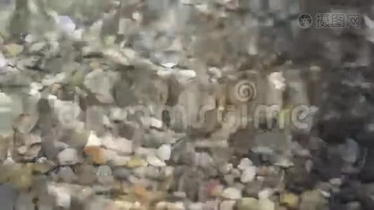 砾石上的一波清澈的水视频