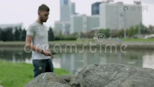 河岸上穿着便服的家伙正在打手机..视频