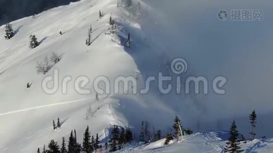 从无人驾驶的滑雪者出发，在雪山上坡上行滑雪视频