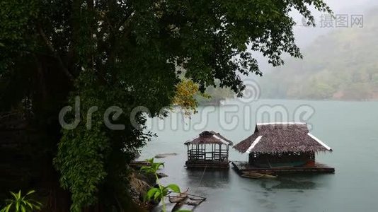 巴南湖的漂浮小屋在雨中视频