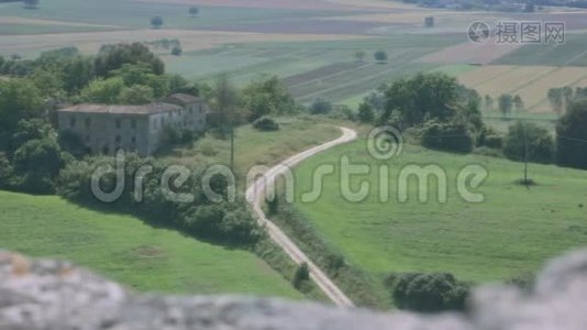 意大利托斯卡纳尘土飞扬的道路附近的旧大厦视频