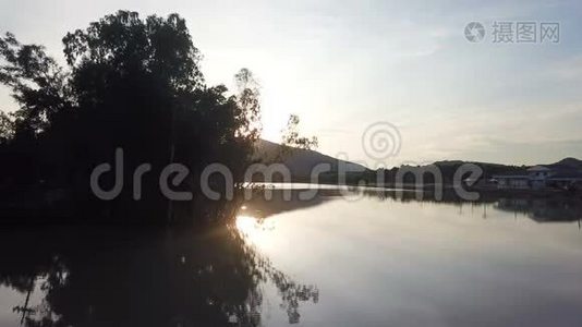 平静的湖面上的日落视频