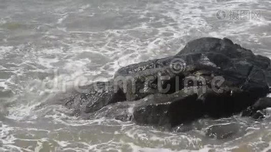 海水在石头上破碎。视频