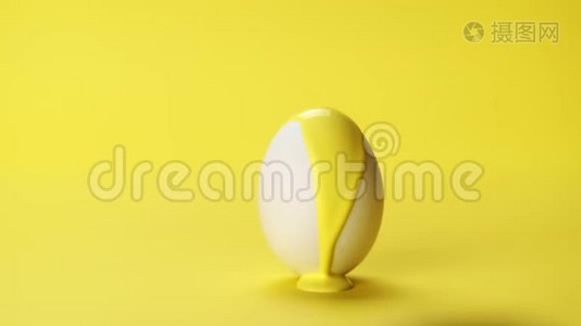 白色鸡蛋上的黄色和茶色油漆视频