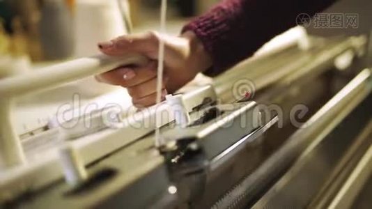 编织机编织织纹的女性手工制作视频