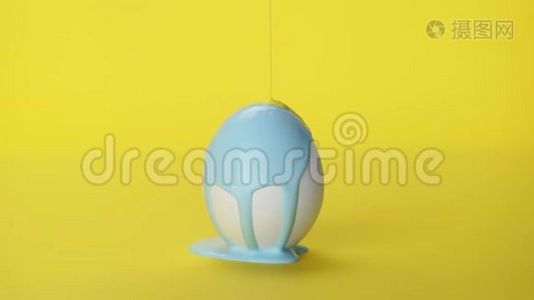 白色鸡蛋上的黄色和蓝色油漆视频