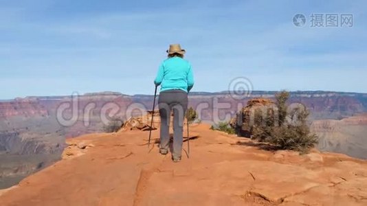 白种人女子徒步旅行在大峡谷视频