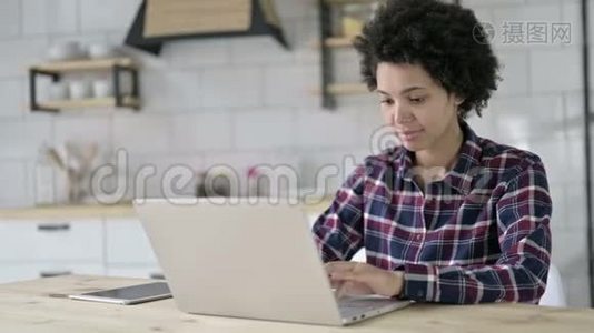 非裔美国妇女在笔记本电脑上工作视频