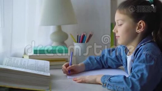 在家做学校作业的小女孩视频