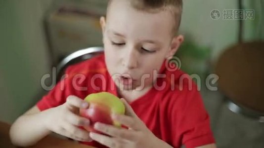 小美丽的男孩，大眼睛吃苹果，开胃。视频