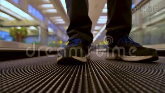 在机场候机楼使用移动平板自动扶梯的人腿旅客的近前视图视频