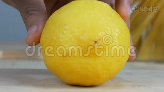 用厨房的刀切下新鲜柠檬的女人的手视频